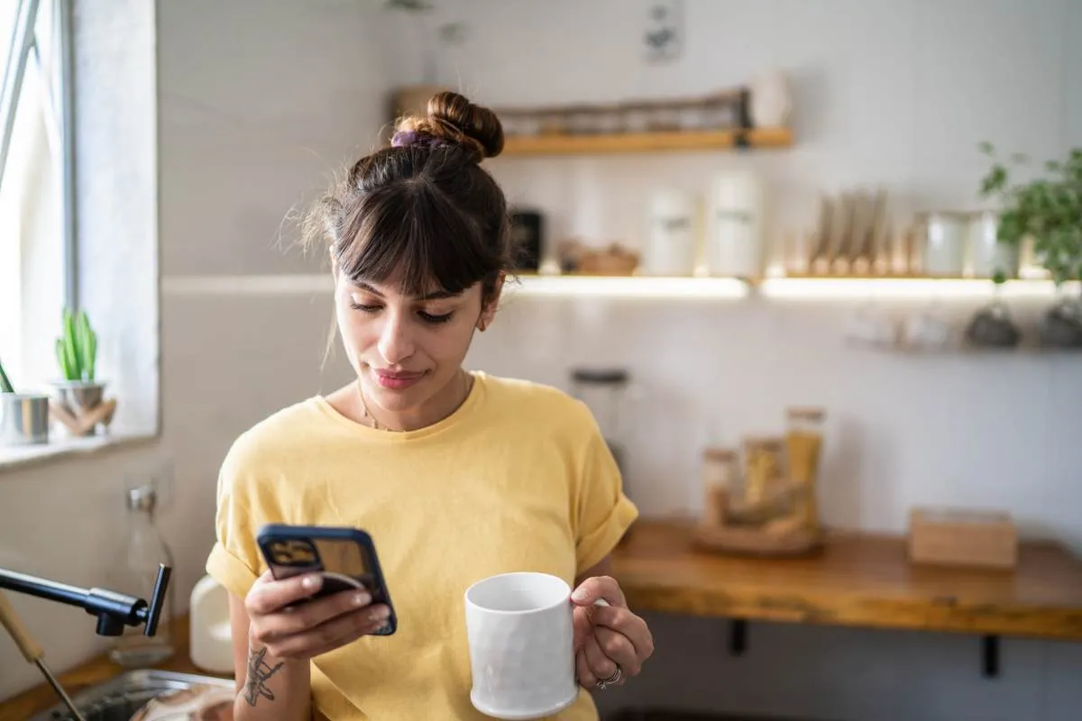 Ragazza con smartphone